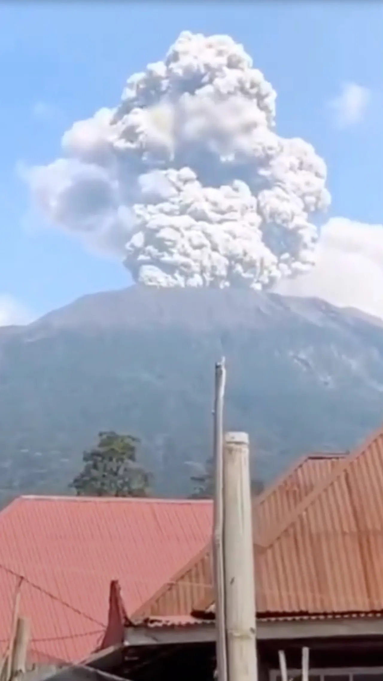 Gunung Marapi erupsi, kolom abu capai 600 meter