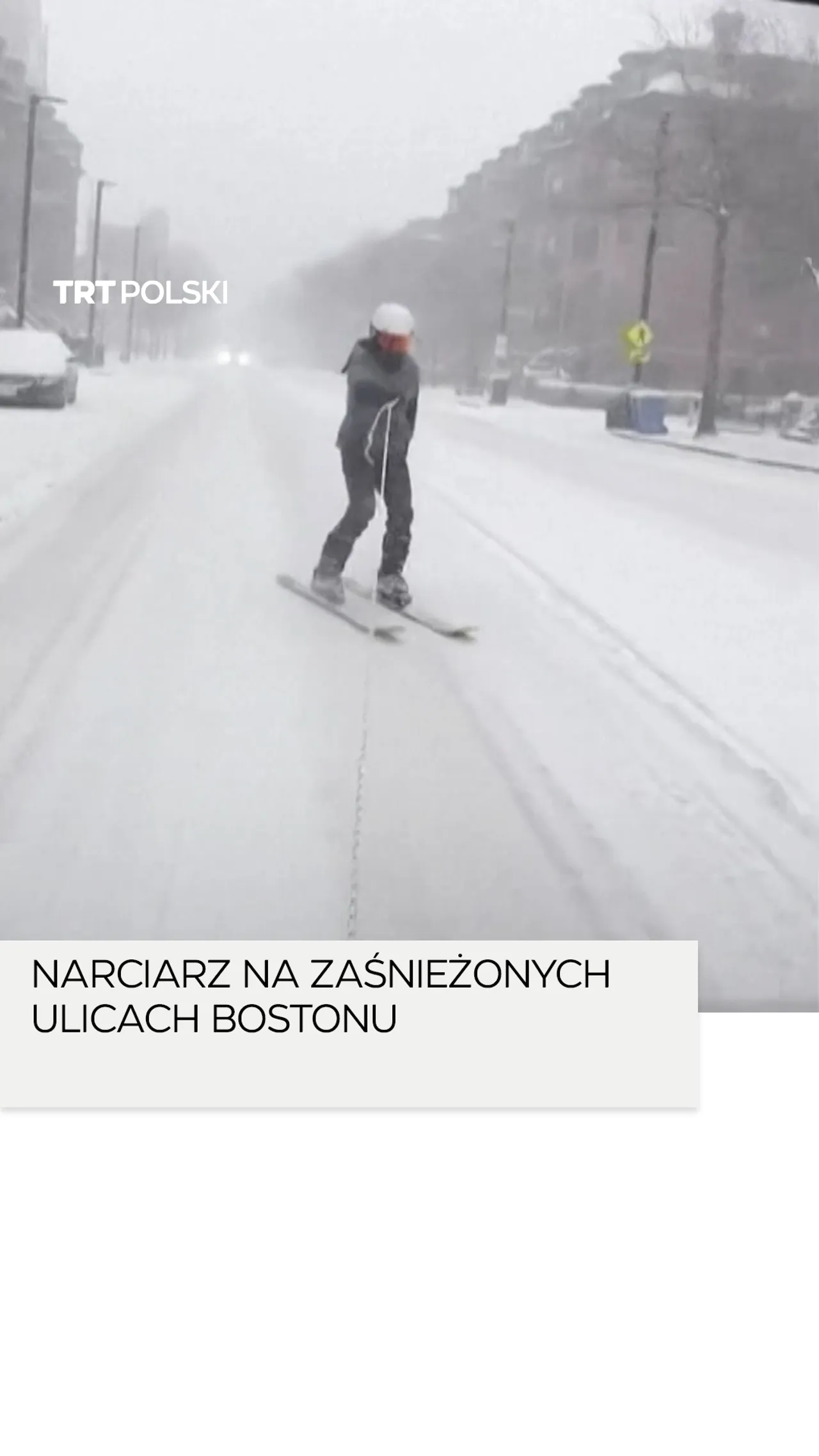 Narciarz na zaśnieżonych ulicach Bostonu