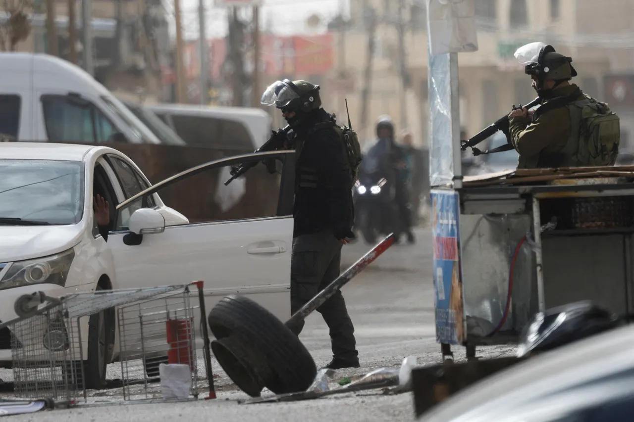 الاحتلال يعتقل 89 فلسطينياً بالضفة الغربية ويشدد حصاره على بلدة حزما قرب القدس