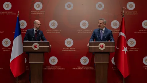 وزير خارجية فرنسا يتحدث عن مهام مهمة لأنقرة وباريس في الانتقال السياسي بغزة