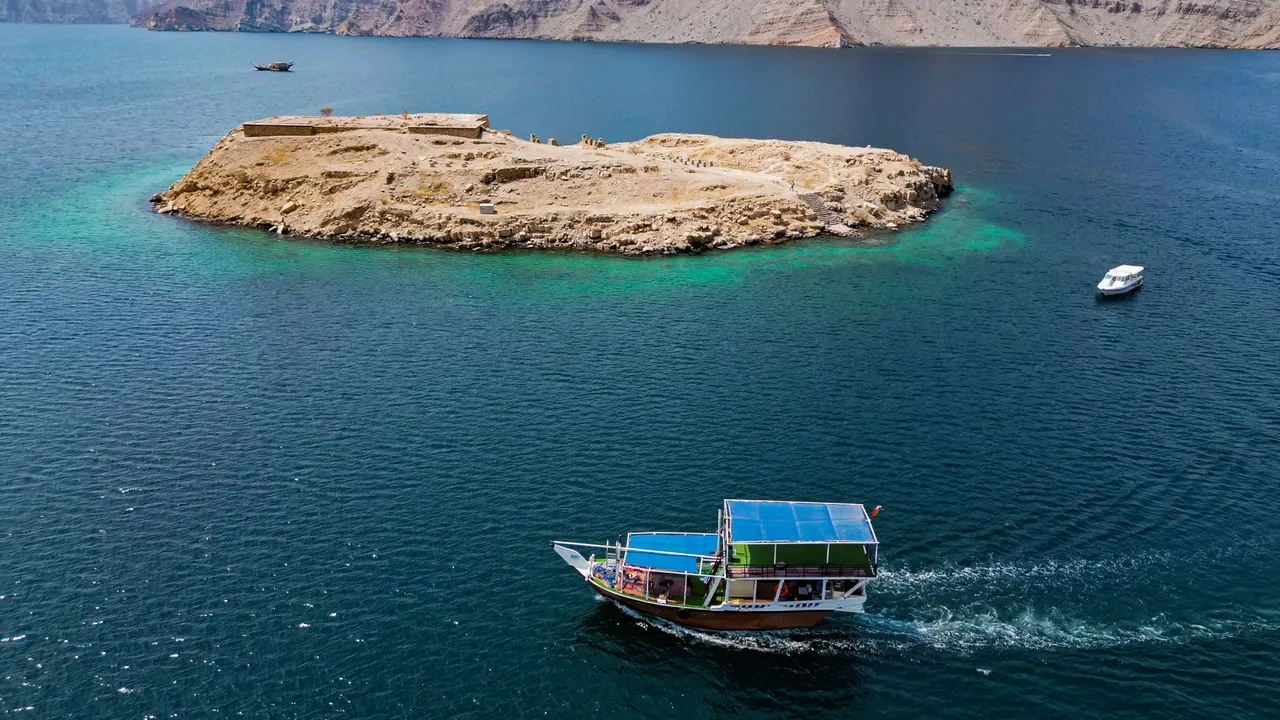 Três turistas franceses morrem afogados após barco virar ao largo de Omã