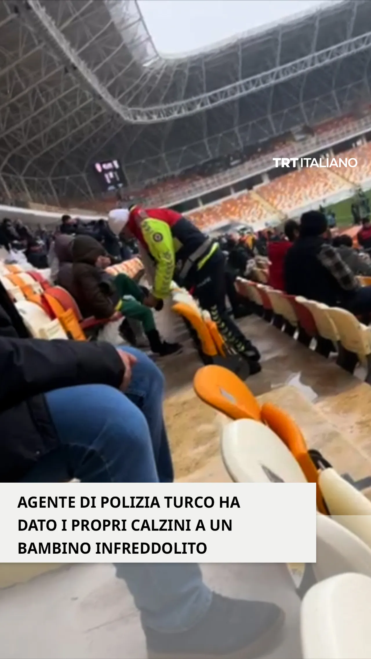 Un agente di polizia turco ha dato i propri calzini a un bambino infreddolito