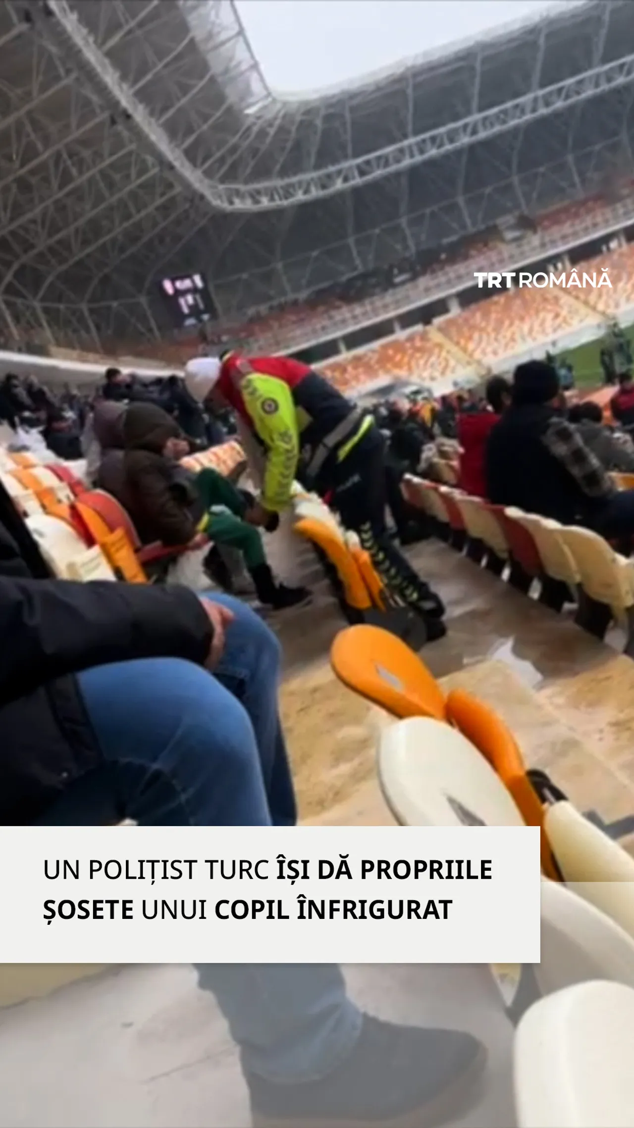 Un polițist turc își scoate propriile șosete pentru a încălzi un copil care tremura de frig