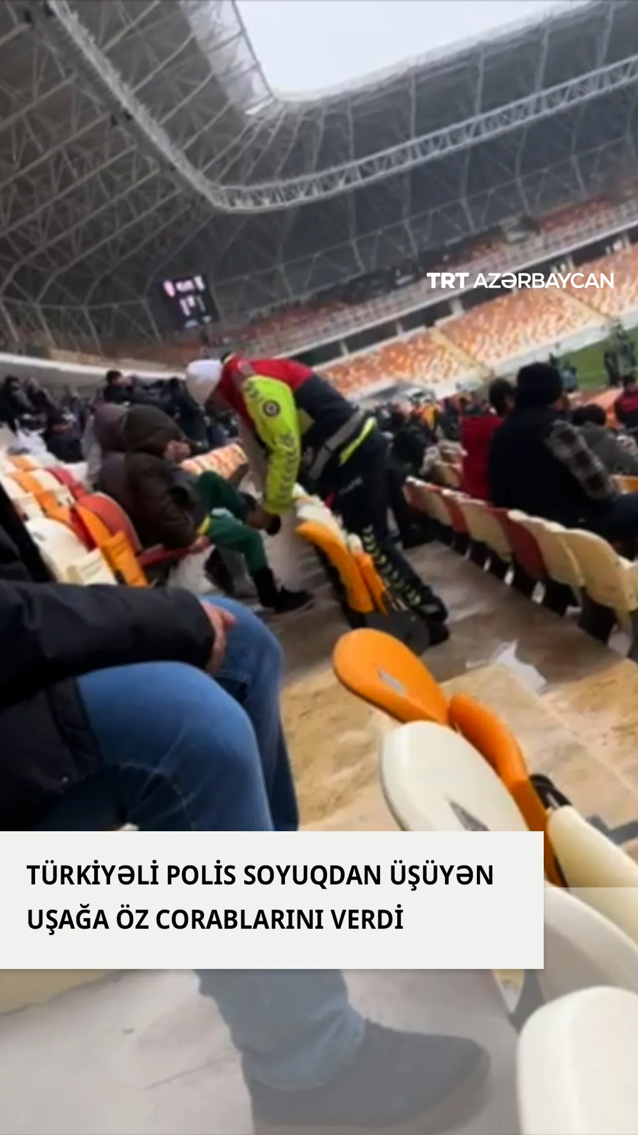 Türkiyədə polis əməkdaşı üşüyən uşağa öz corablarını verdi