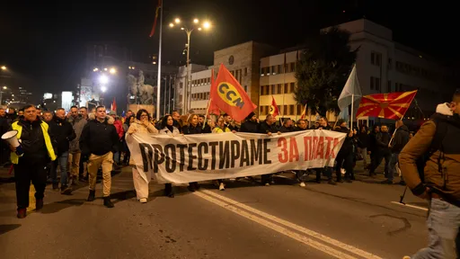 Сојузот на синдикатите протестираше за зголeмување на платите и се закани со генерален штрајк