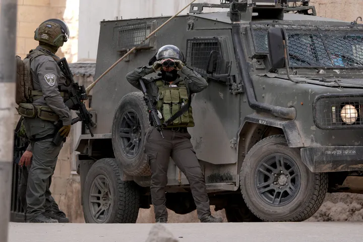 استشهاد فلسطيني وإصابة آخرين  برصاص مستوطنين والاحتلال يفجر منزلاً بالضفة الغربية