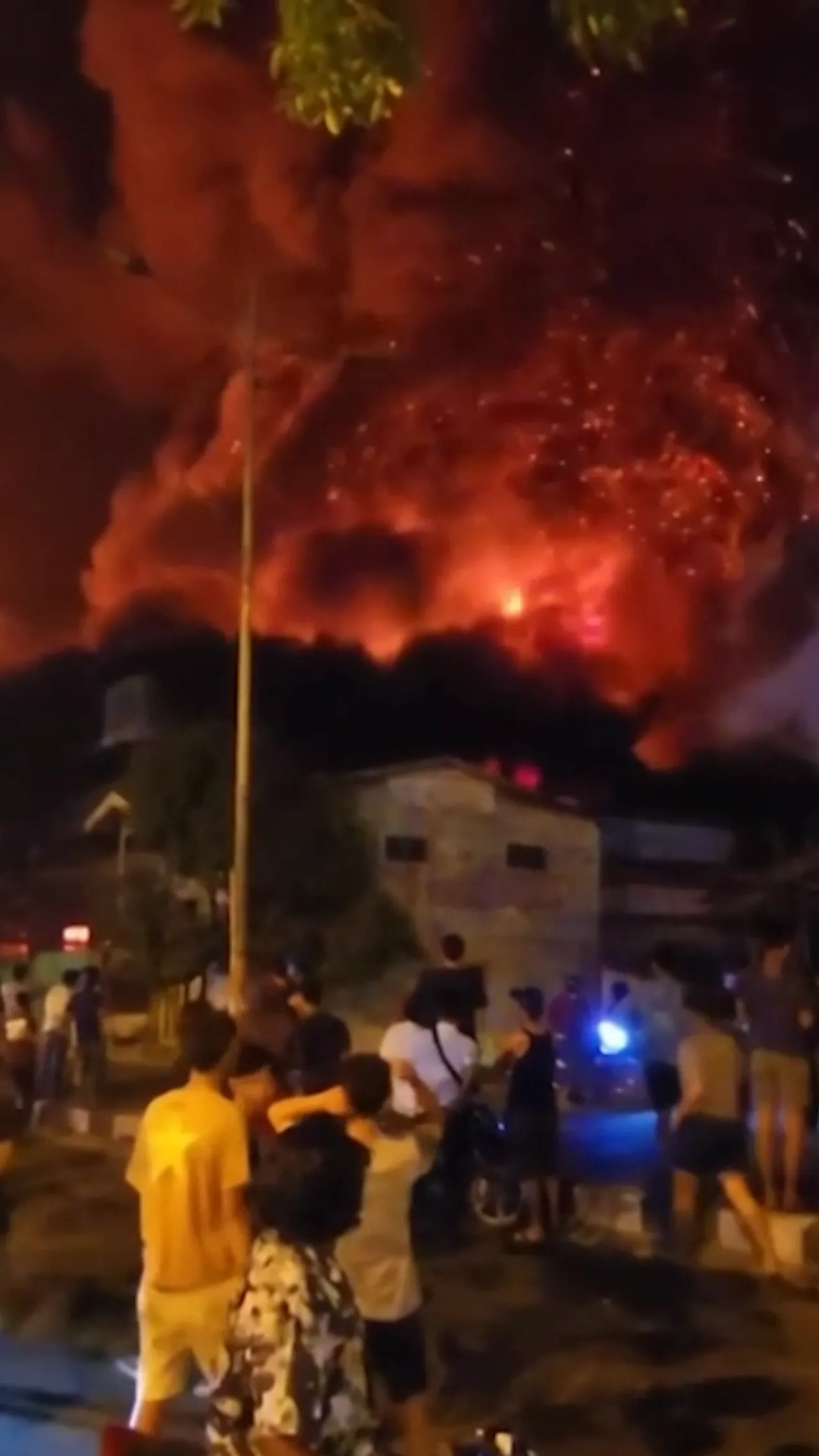 Kebakaran besar hanguskan pabrik sandal di Medan