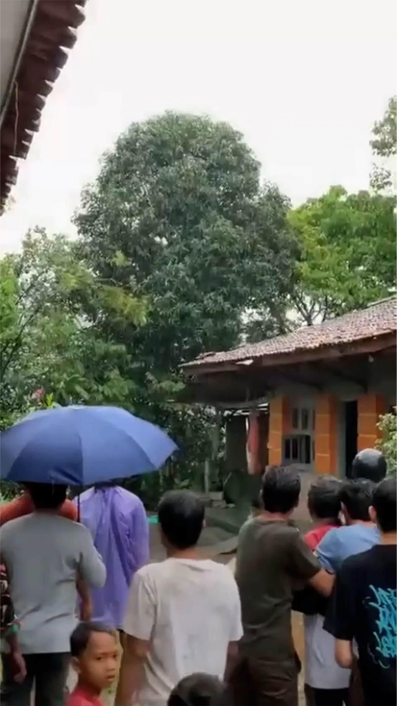 Tanah bergerak dan longsor rusak rumah dan jalan di Pekalongan