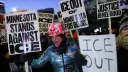 ترمب يلوّح بتداعيات “أسوأ” لرفض مينيابوليس تطبيق قوانين الهجرة.. واحتجاجات في مينيسوتا ضد وكالة ICE