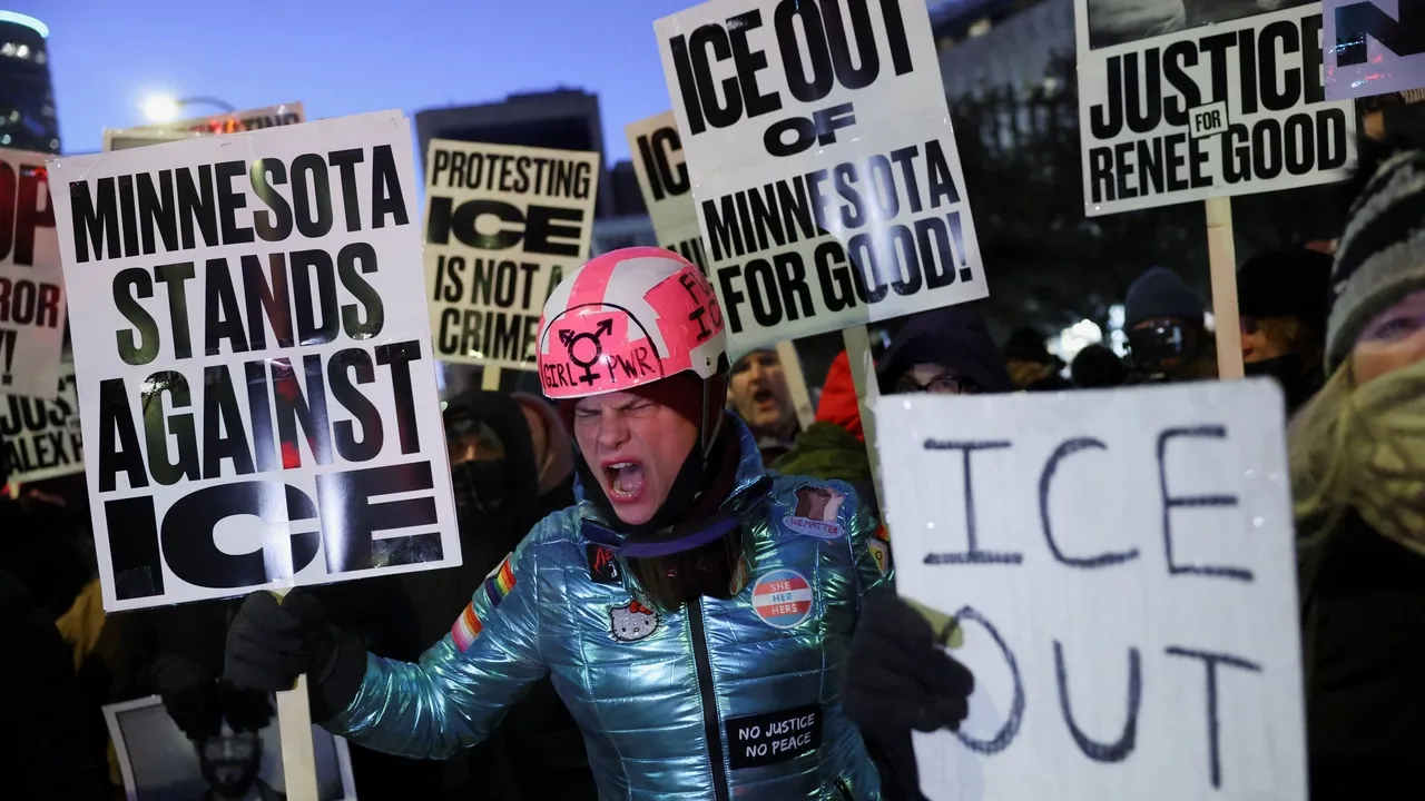 ترمب يلوّح بتداعيات “أسوأ” لرفض مينيابوليس تطبيق قوانين الهجرة.. واحتجاجات في مينيسوتا ضد وكالة ICE