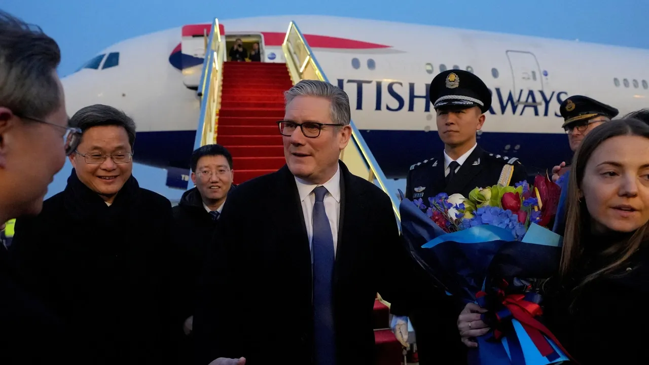 تزامناً مع توتر العلاقات في الغرب.. ستارمر يصل إلى الصين ويبدي قلقه إزاء مقتل متظاهر في أمريكا