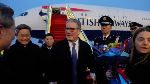 تزامناً مع توتر العلاقات في الغرب.. ستارمر يصل إلى الصين ويبدي قلقه إزاء مقتل متظاهر في أمريكا