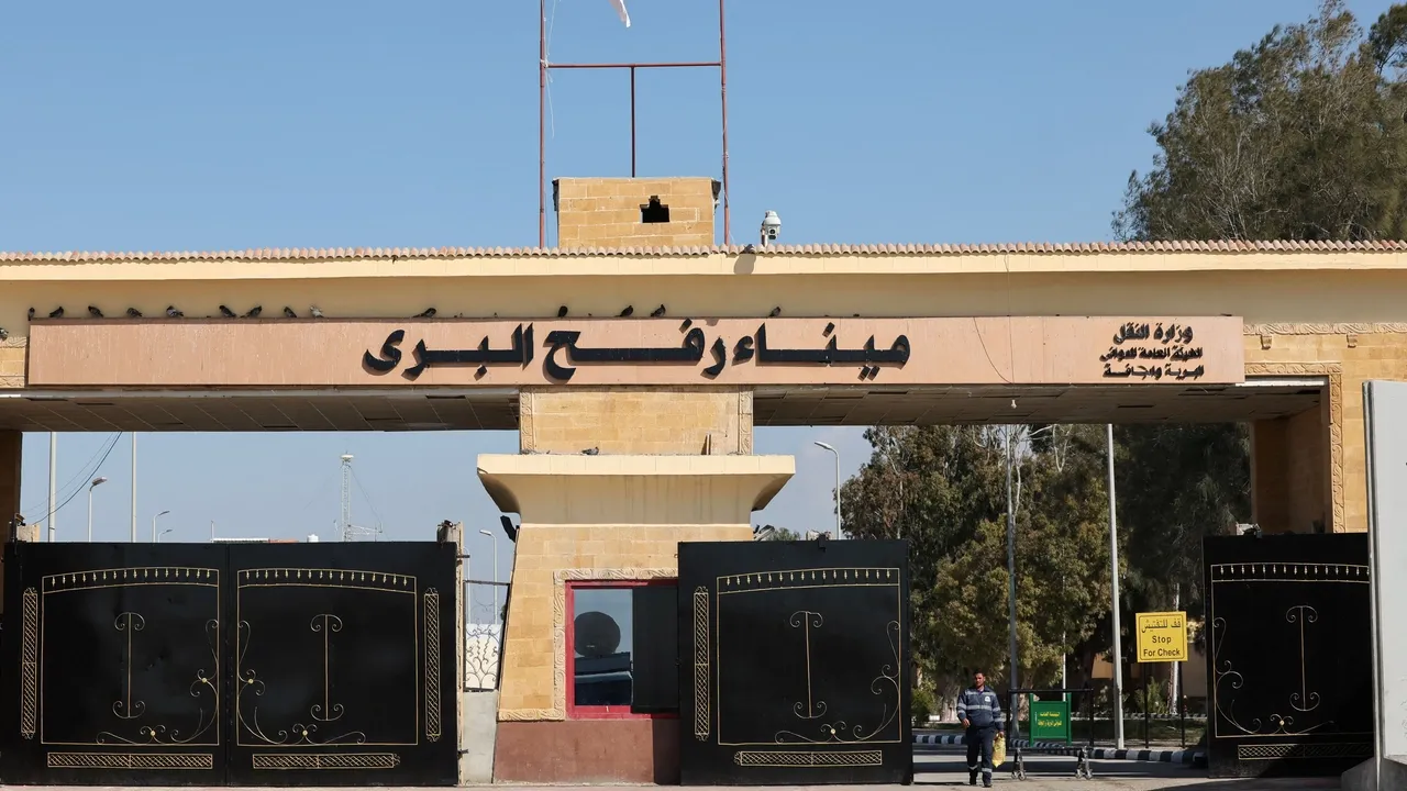 إعلام عبري يتحدث عن قرب إعادة فتح معبر رفح.. و"صحة غزة" تعلن ارتفاع حصيلة الإبادة