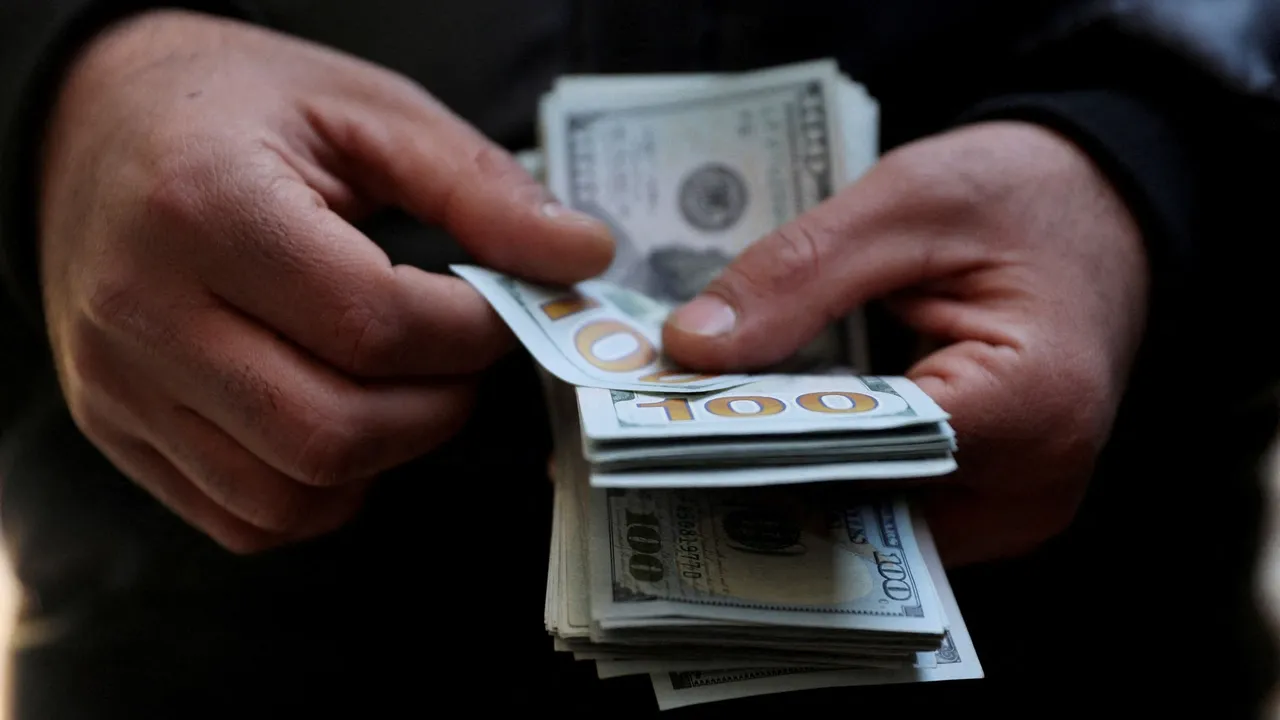 نرخ دلار در برابر پول ملی ایران به بالاترین سطح تاریخی رسید