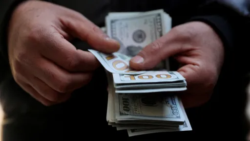 نرخ دلار در برابر پول ملی ایران به بالاترین سطح تاریخی رسید