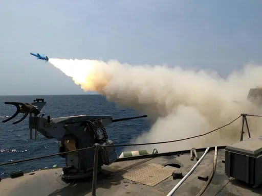 Irão emite aviso de espaço aéreo para exercícios de fogo real perto do Estreito de Ormuz