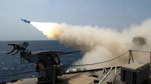 Иран Ормуз бұғазы маңында әскери жаттығу өткізбек