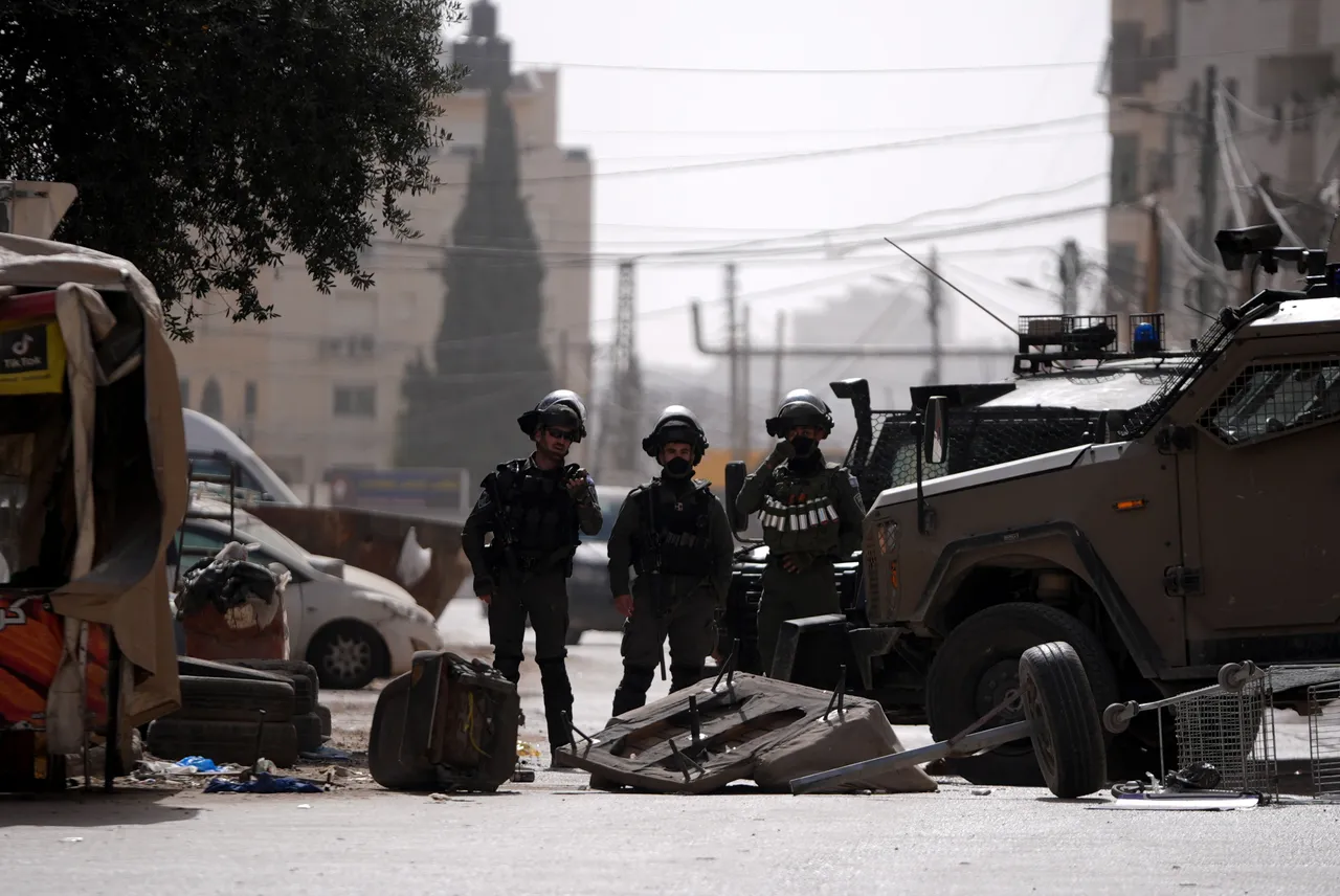 إصابة فلسطيني دهساً بآلية لجيش الاحتلال في نابلس.. واعتقالات واقتحامات إسرائيلية واسعة في الضفة