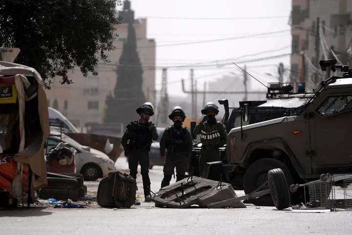 إصابة فلسطيني دهساً بآلية لجيش الاحتلال في نابلس.. واعتقالات واقتحامات إسرائيلية واسعة في الضفة