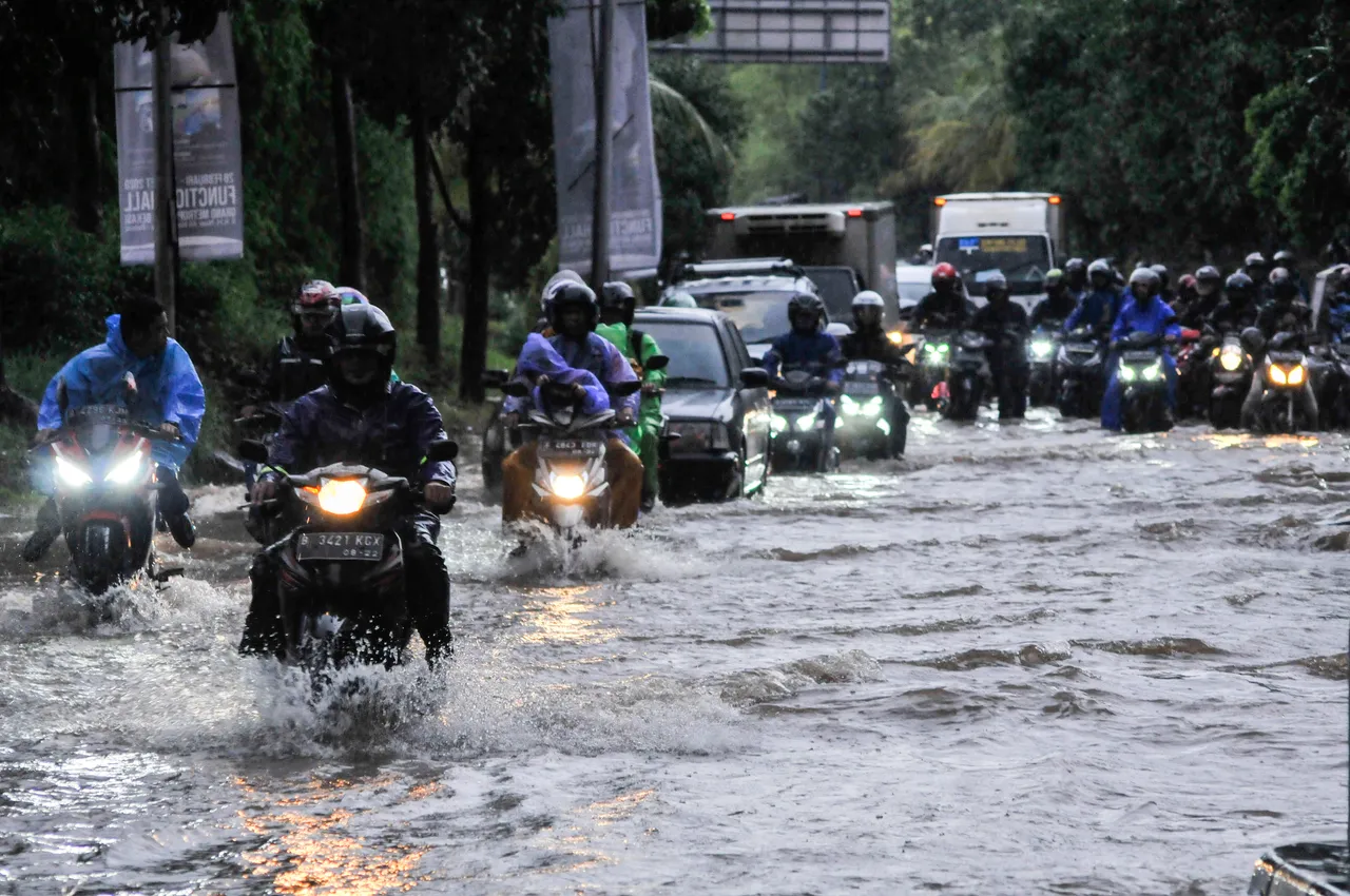 Curah hujan tinggi, 11 ruas jalan dan puluhan RT di Jakarta masih banjir