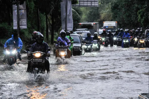 Curah hujan tinggi, 11 ruas jalan dan puluhan RT di Jakarta masih banjir