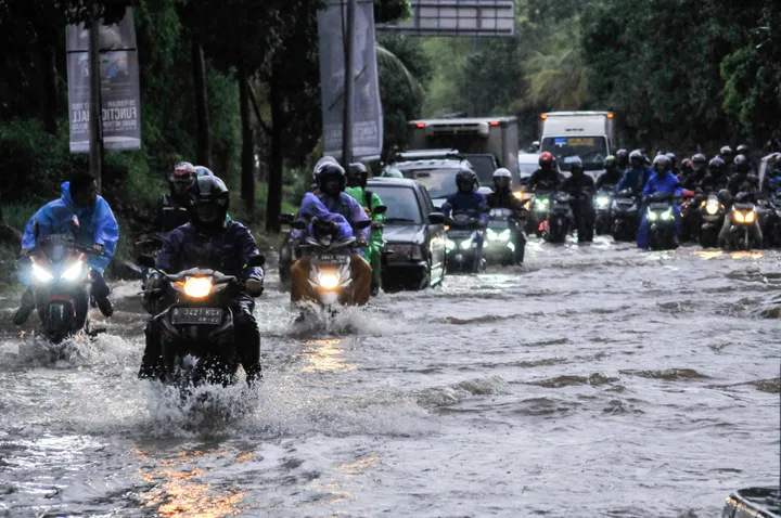 Curah hujan tinggi, 11 ruas jalan dan puluhan RT di Jakarta masih banjir