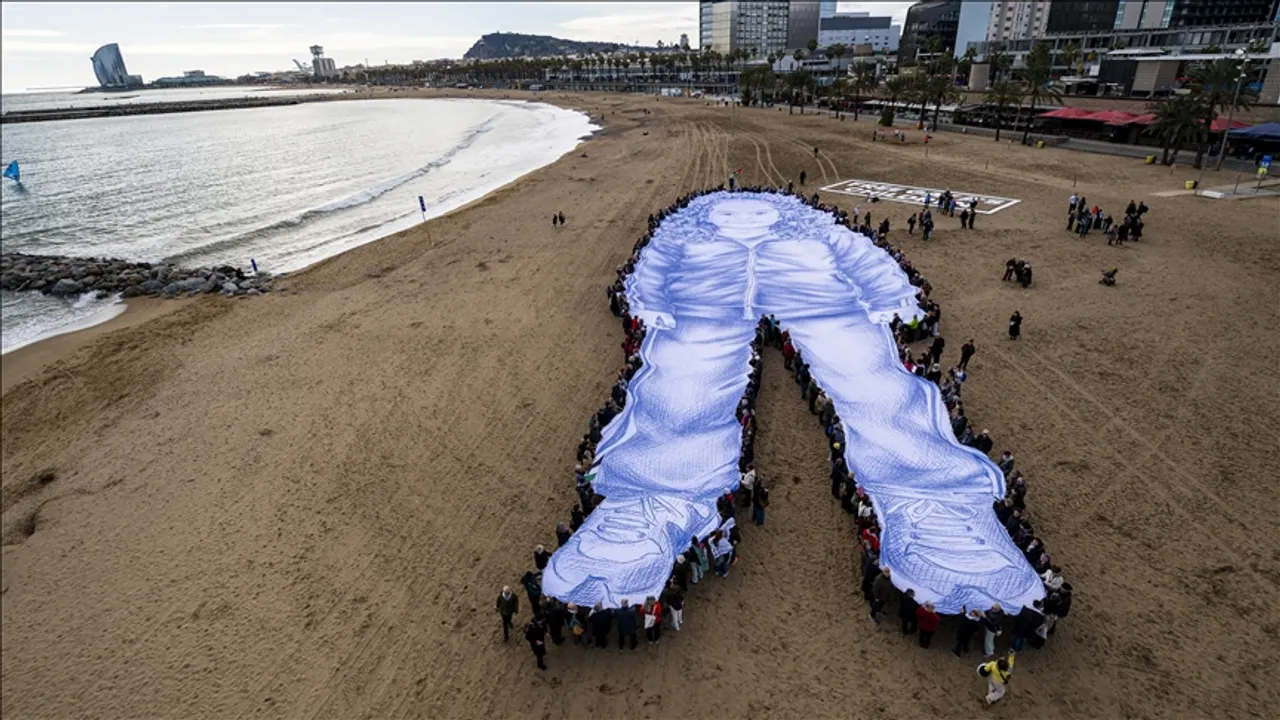 Portret gjigant në Barcelonë në nder të vogëlushes palestineze Hind Rajab të vrarë nga Izraeli