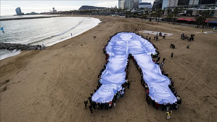 Portret gjigant në Barcelonë në nder të vogëlushes palestineze Hind Rajab të vrarë nga Izraeli