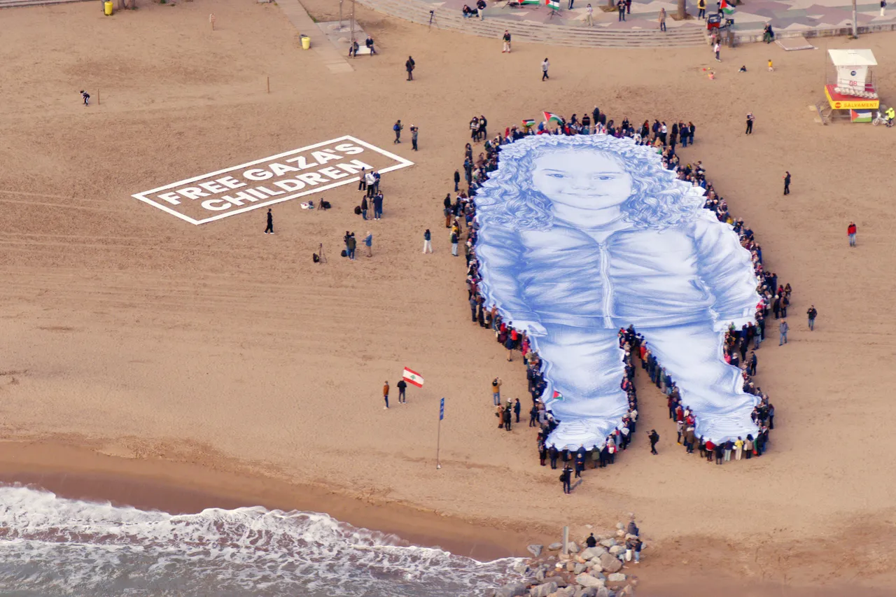 Barcelona: Aktivisten entrollen riesiges Bild von Hind Rajab