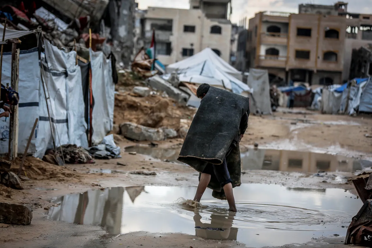 Shirat e rrëmbyeshëm përmbytin tendat në Gaza, thellojnë krizën humanitare