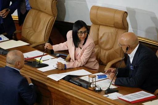 د وینزویلا سترې محکمې د ولسمشر مرستیالې  ته 'په موقت ډول' د ولسمشرۍ د چارو د په غاړه اخیستو امر کړی