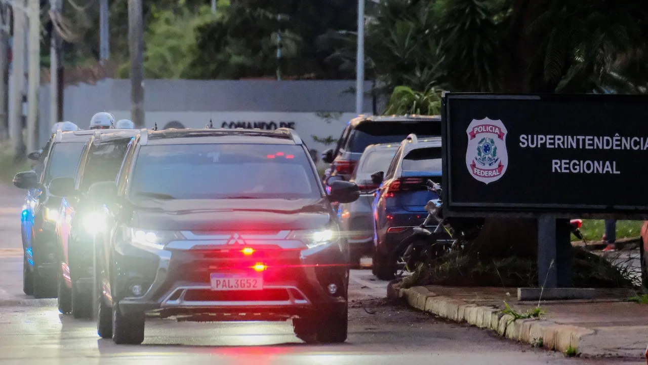 Bolsonaro deixa o hospital e retorna à prisão na capital, Brasília