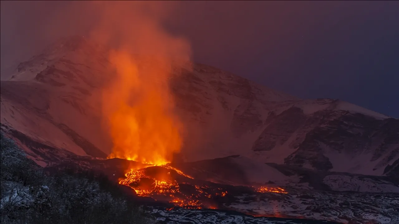 Филипини: Вулканот Мајон на трето ниво на тревога, граѓаните предупредени да се држат настрана