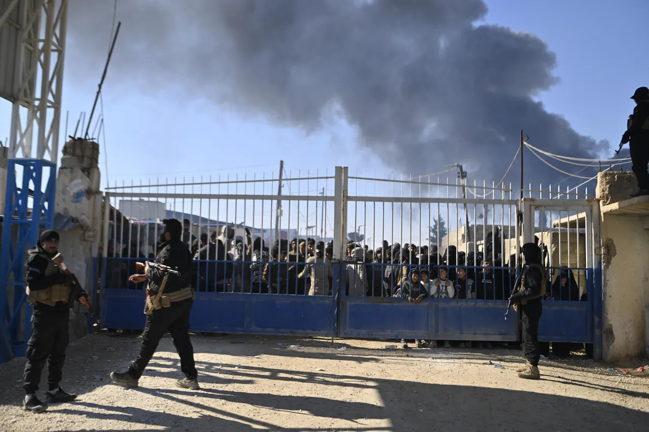 الجيش السوري يعلن مخيم الهول منطقة أمنية مغلقة بعد تسلّم السيطرة من تنظيم YPG الإرهابي