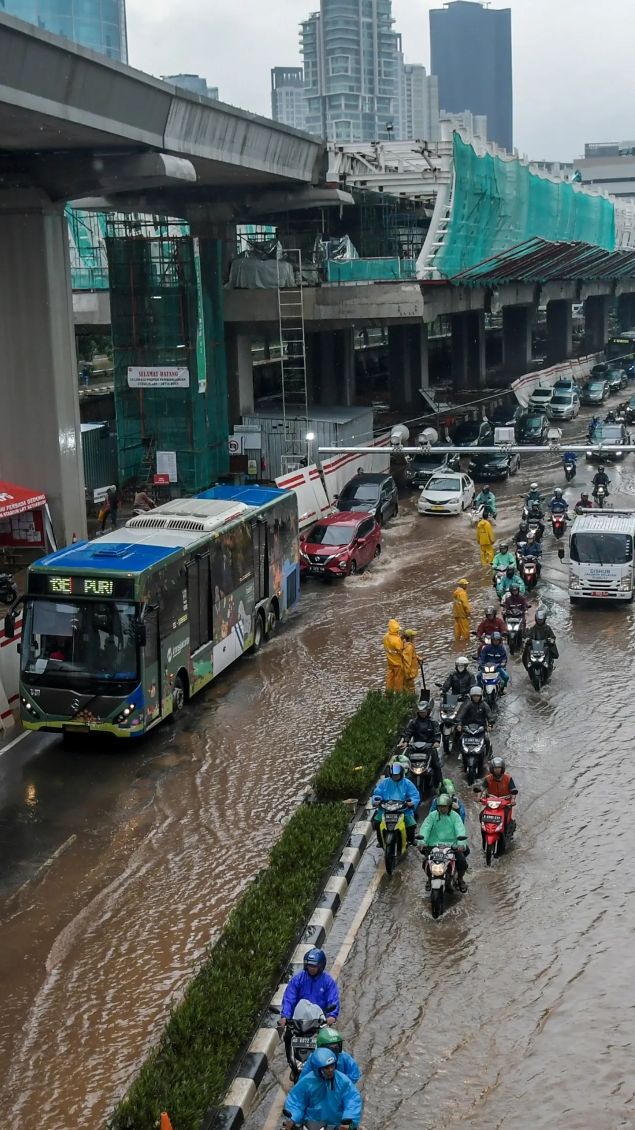 Banjir di Jakarta meluas, 3 jalan dan 53 kawasan terendam air