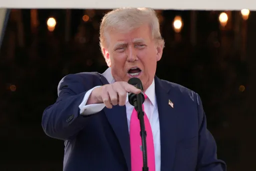 ترمب يحذر من "الخطورة الشديدة" لتقارب كندا وبريطانيا من الصين ويفرض رسوم 50% على الطائرات الكندية