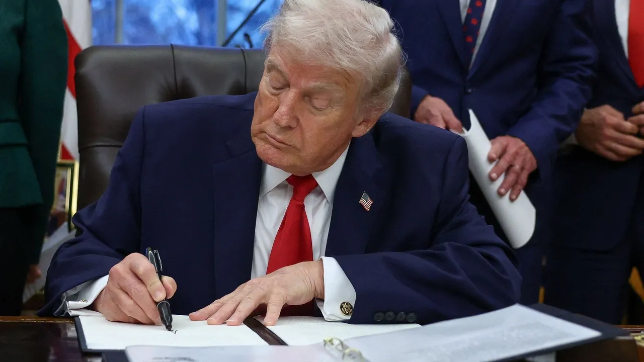 ترمب يهدد بفرض رسوم جمركية على الدول التي تبيع النفط إلى كوبا