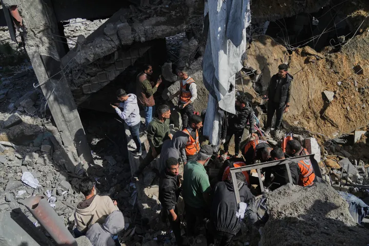 شهيد في غزة برصاص الاحتلال والدفاع المدني يعلّق انتشال الجثث وسط قيود إسرائيلية على المساعدات