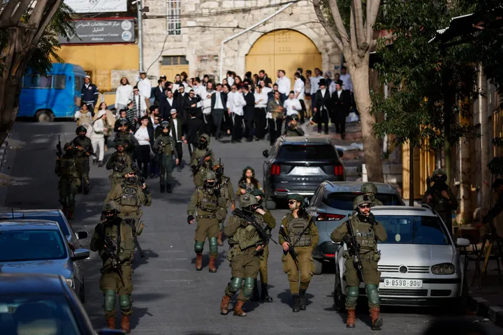 شهيد ومصابون خلال اقتحام الاحتلال لأريحا.. وترحيل قسري لعائلات فلسطينية بسبب اعتداءات المستوطنين