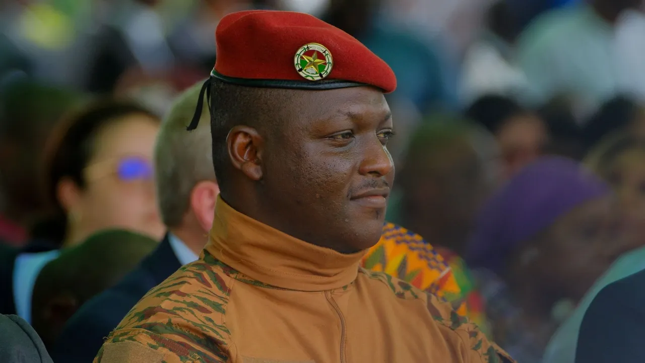 Governo militar do Burkina Faso dissolve todos os partidos políticos numa ampla tomada de poder