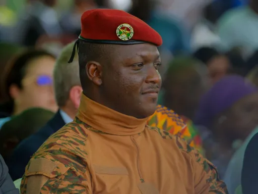 Governo militar do Burkina Faso dissolve todos os partidos políticos numa ampla tomada de poder