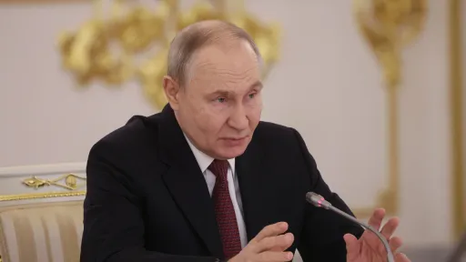 Tramp Tähranğa basımnı köçäytkändä Putin İrannıñ yuğarı iminlek wäqalätlese belän oçraştı