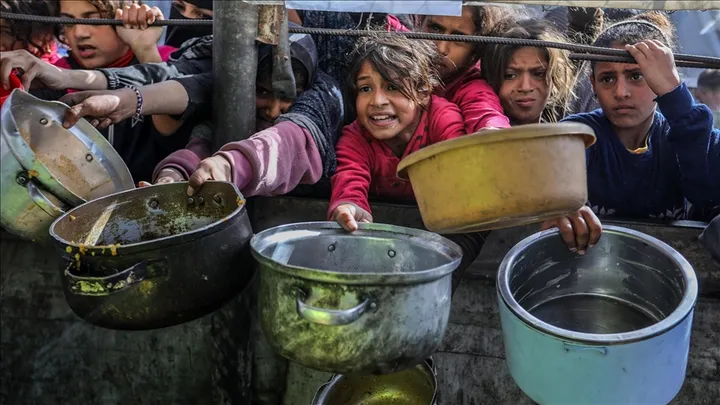 Grupos humanitarios alertan que prohibición israelí a sus actividades puede colapsar ayuda en Gaza