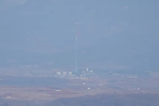 한국, 전직 대통령 비서실 직원 2명, 드론의 북한 월경 혐의로 조사 중: 보도