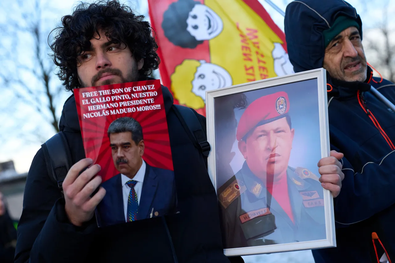 Demonstranten protesteren in Amsterdam tegen Amerikaanse militaire actie in Venezuela