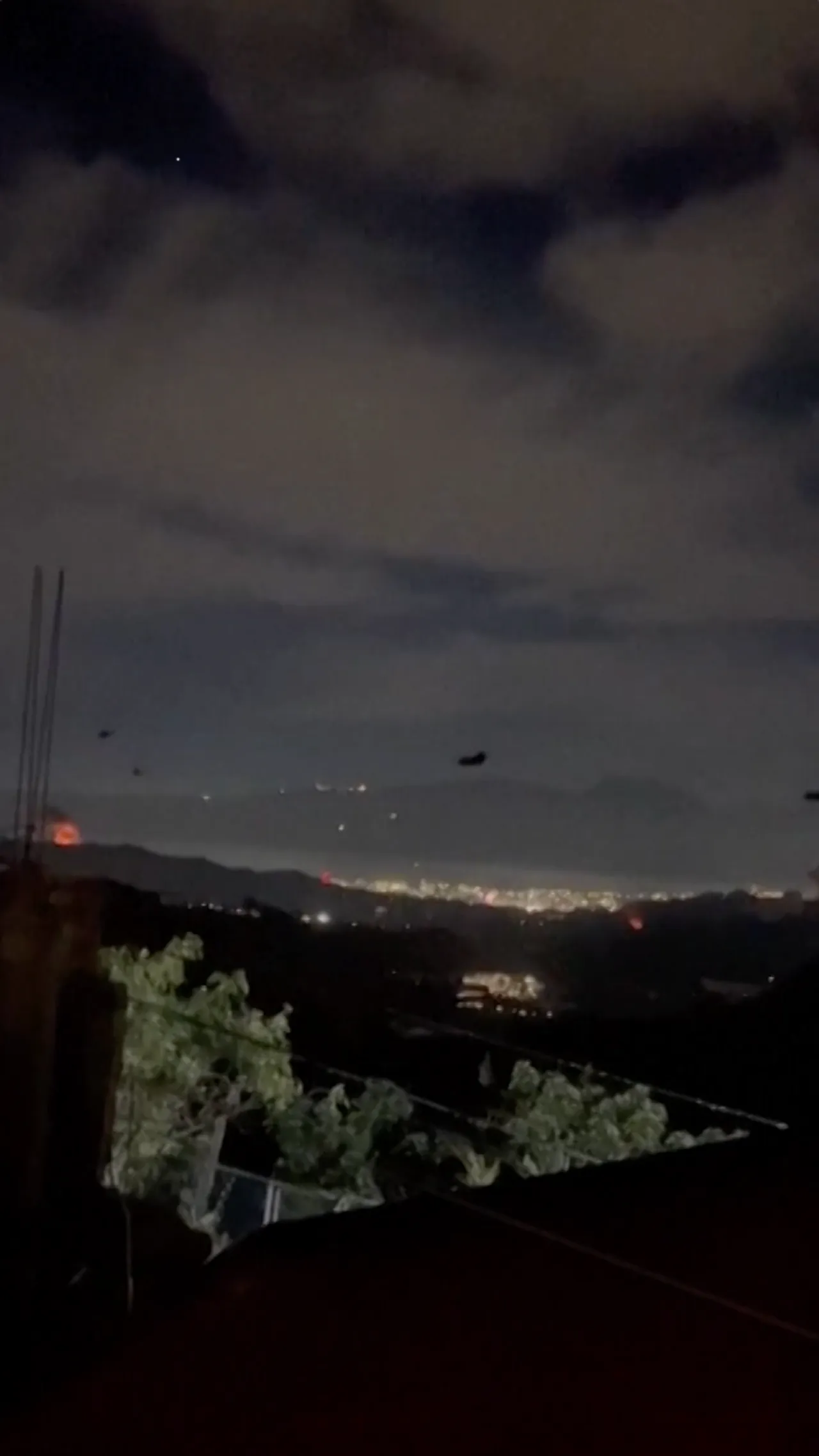 Helikopter terbang di atas ibu kota Venezuela saat ledakan mengguncang kota