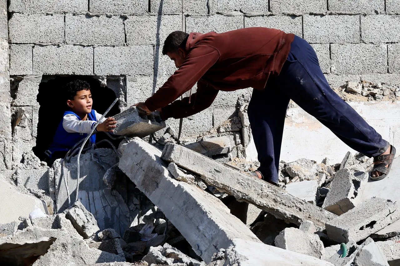 استشهاد فلسطينيَّين في غزة والاحتلال يقتل شاباً في النقب والمستوطنون يستولون على مبنى في سلوان