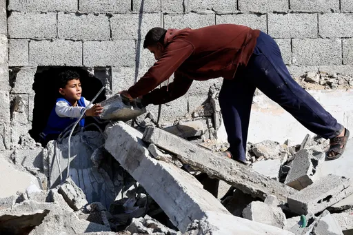 استشهاد فلسطينيَّين في غزة والاحتلال يقتل شاباً في النقب والمستوطنون يستولون على مبنى في سلوان