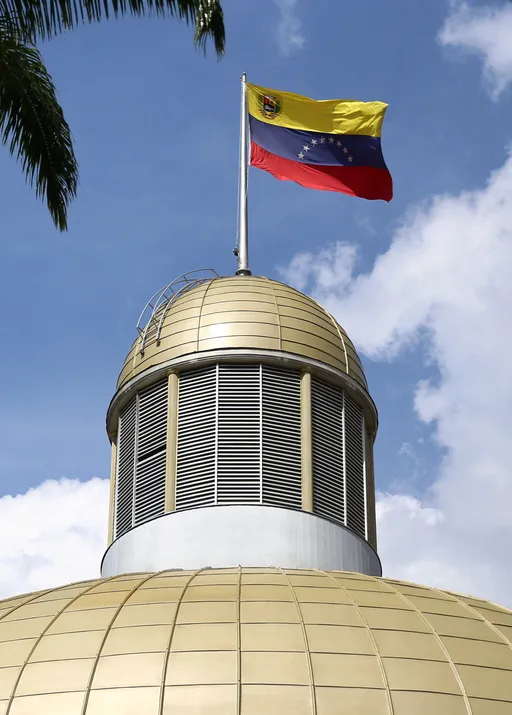 Venezuelaning prezident saroyi yaqinida o‘q va portlash ovozlari eshitildi