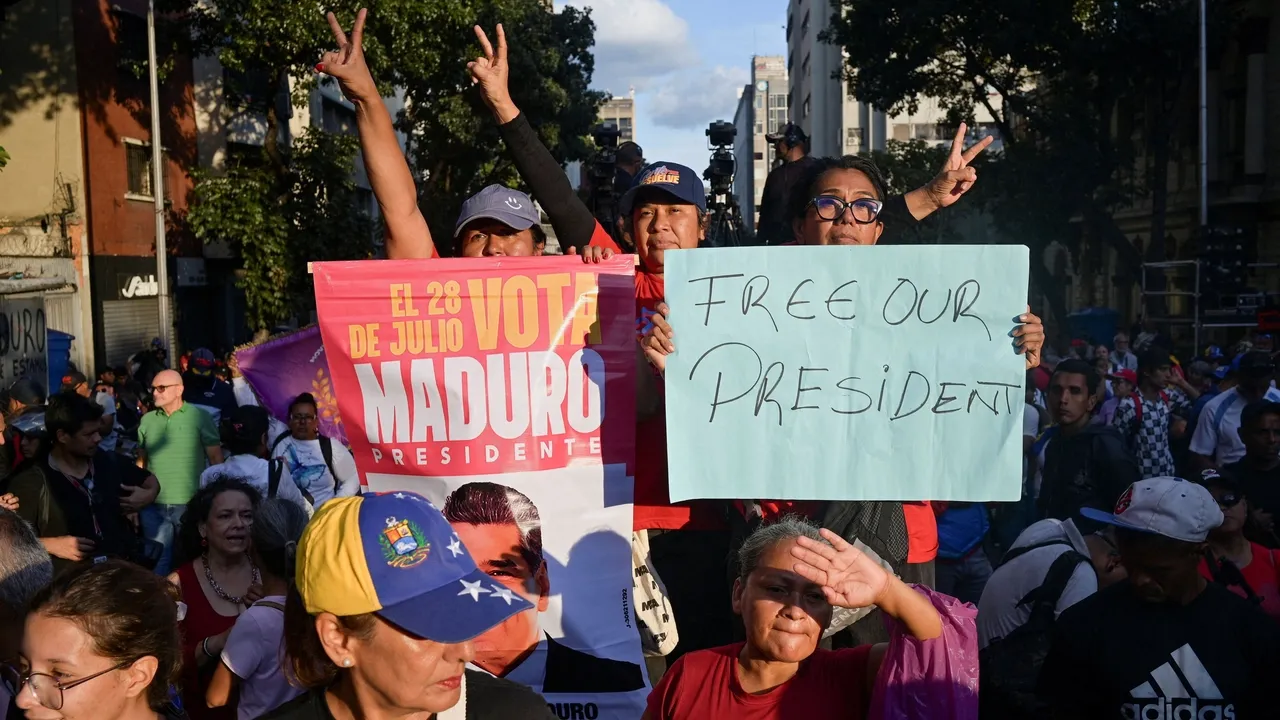 'Libertem o nosso presidente', exigem apoiantes de Maduro em manifestação em Caracas